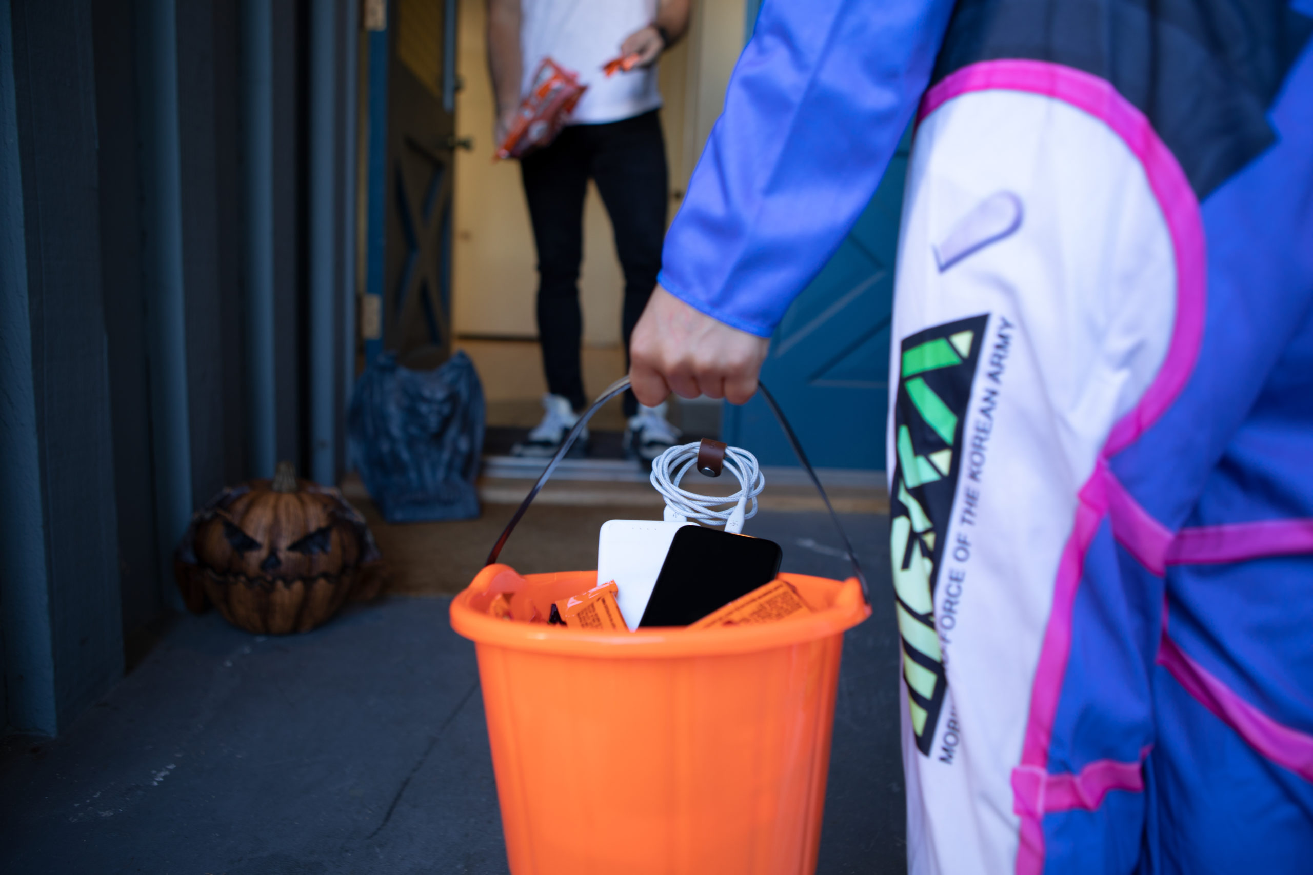 Belkin_SocialMedia_Oct2019_F7U045-F8J236_Halloween_5D4_3778_v03-before